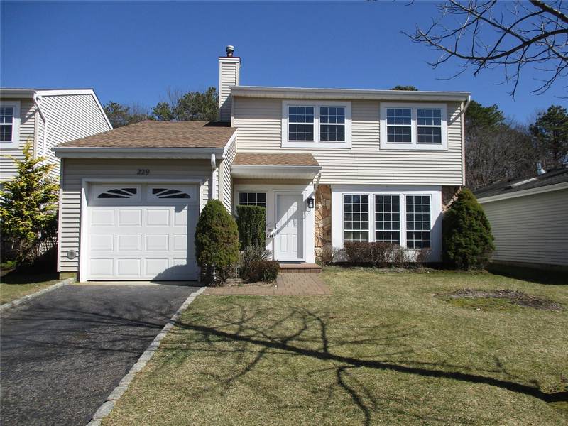 229 Fairfield DR #229, Holbrook, NY 11741