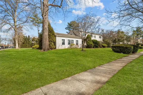 Roslyn Heights, NY 11577,19 Strawberry LN
