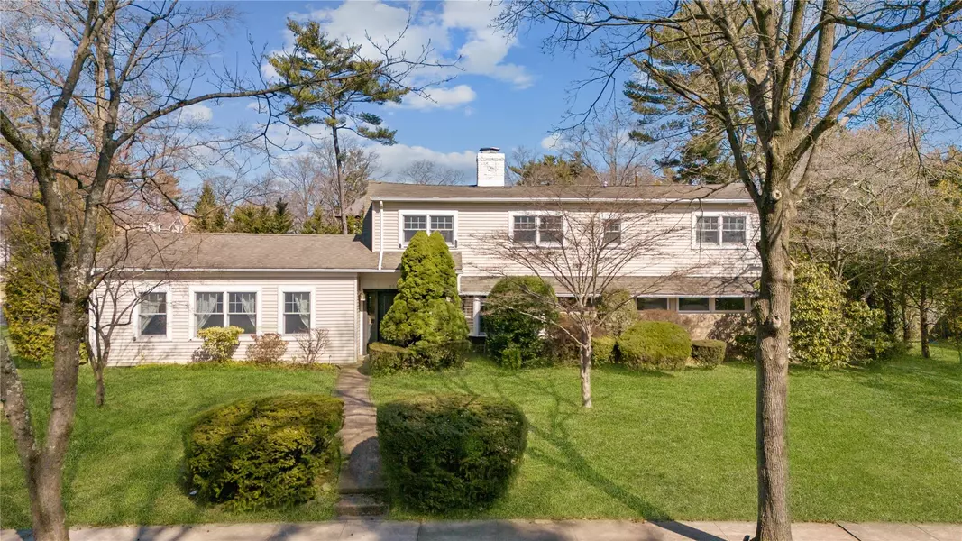 19 Strawberry LN, Roslyn Heights, NY 11577