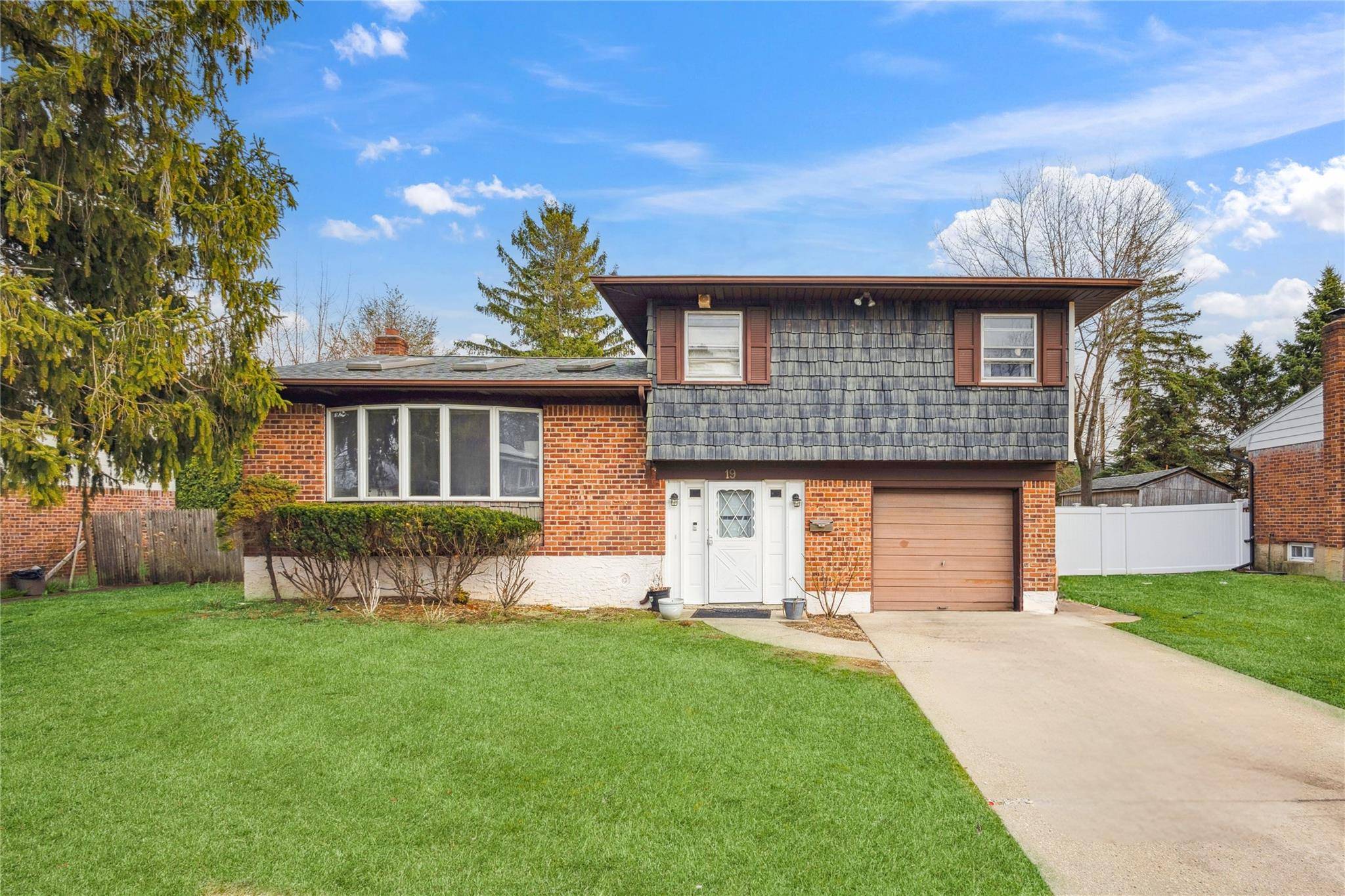 Syosset, NY 11791,19 Edna DR