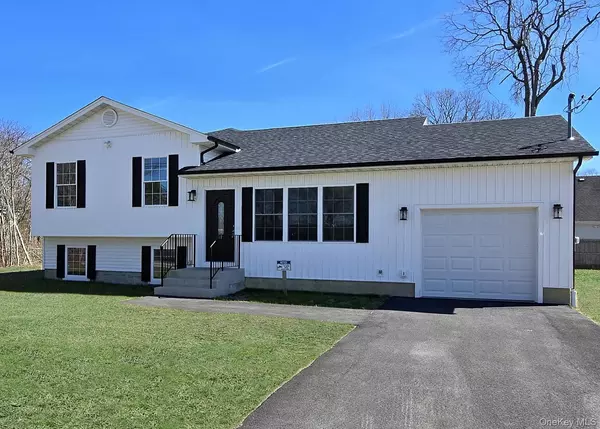 68 Ostend CIR, Shirley, NY 11967