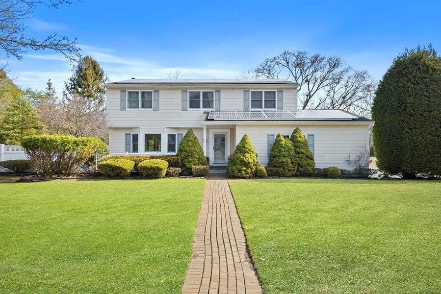 19 Maplewood DR, Bellport Village, NY 11713