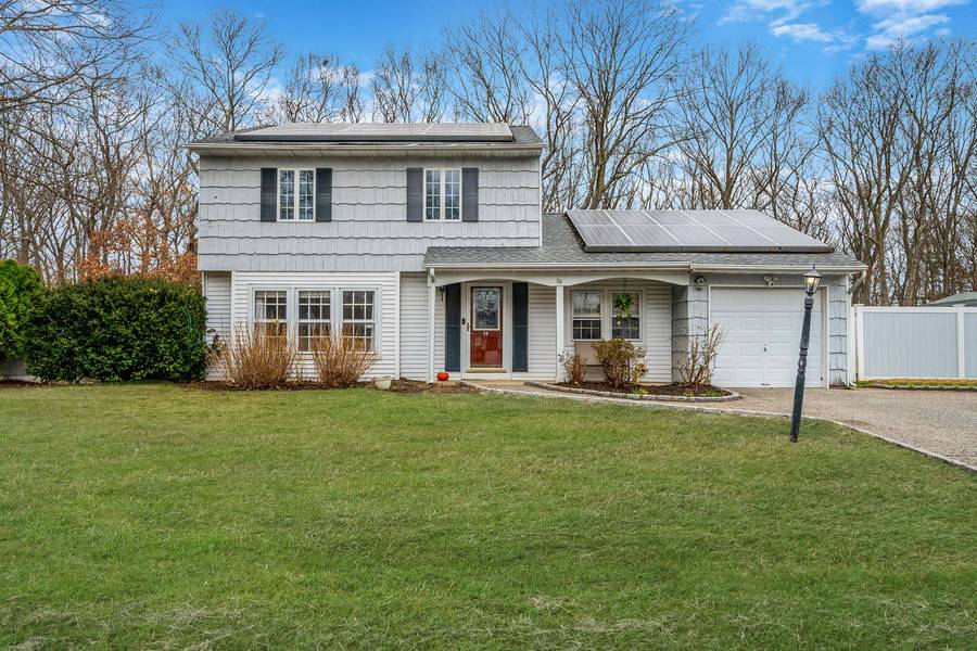 25 Nottingham DR, Middle Island, NY 11953
