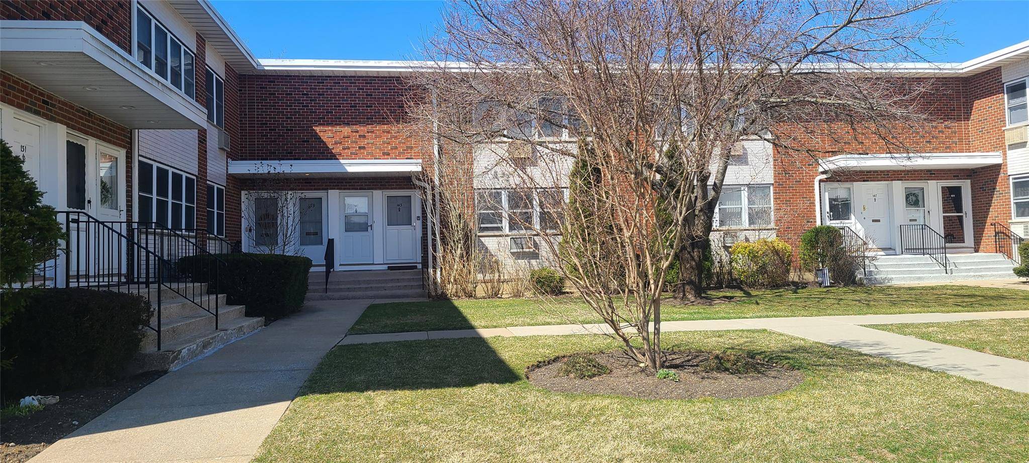 143 Farber DR #143, West Babylon, NY 11704