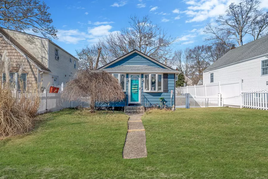 15 Locust PL, Copiague, NY 11726