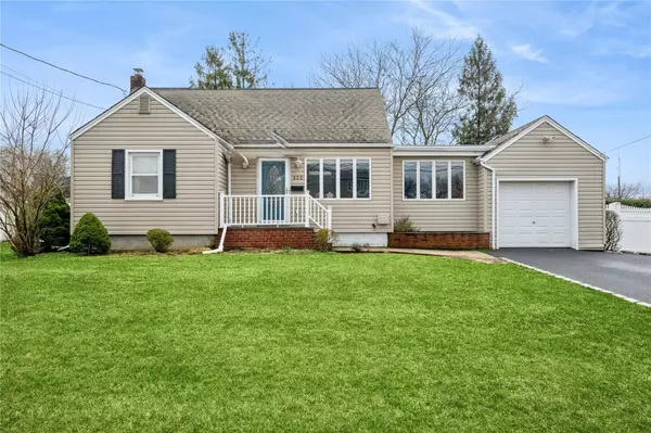 322 Edelweiss RD, West Islip, NY 11795