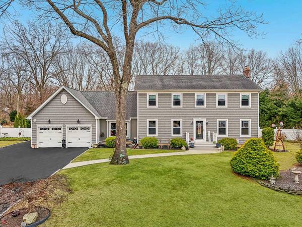 28 Niagara ST, Miller Place, NY 11764