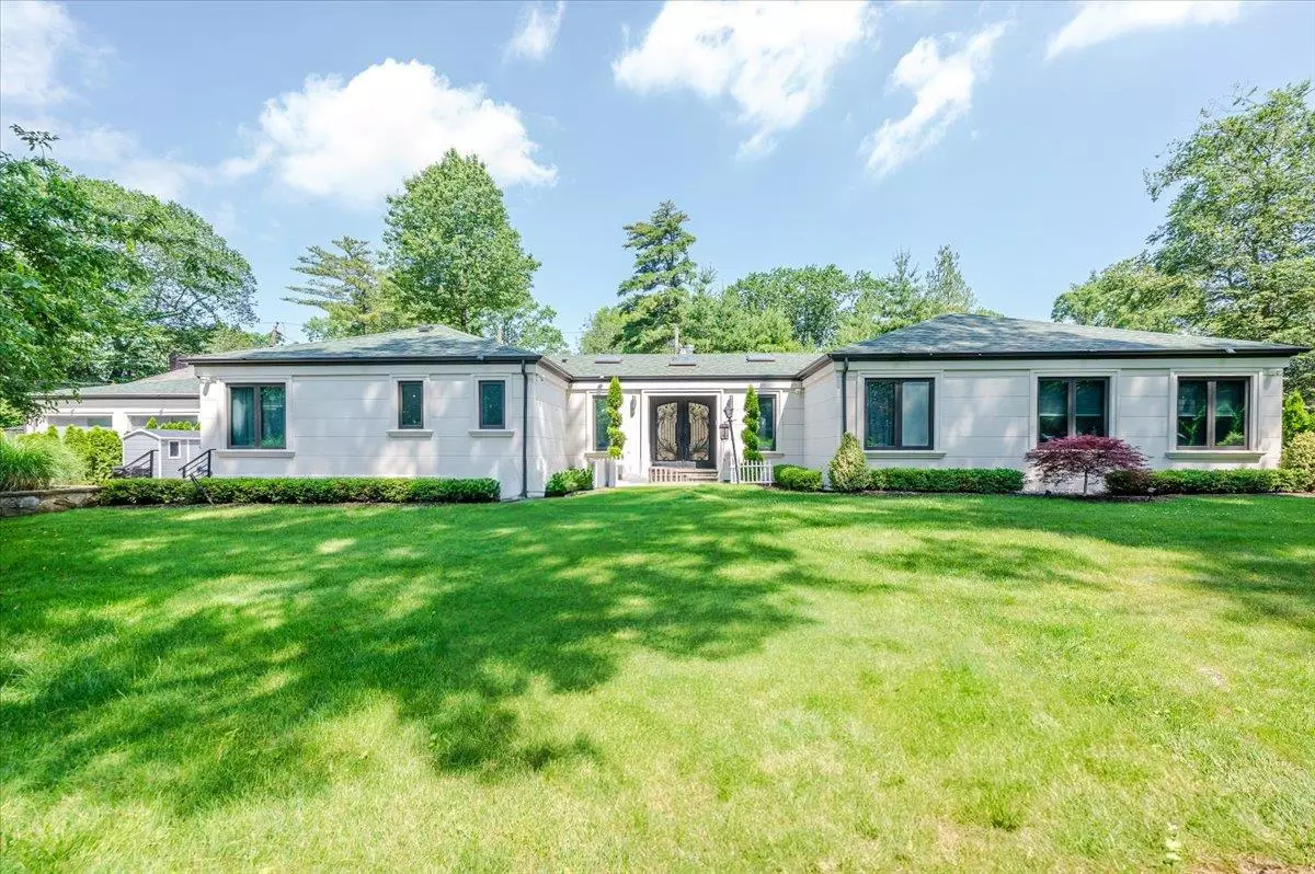 Great Neck, NY 11021,39 N Clover DR