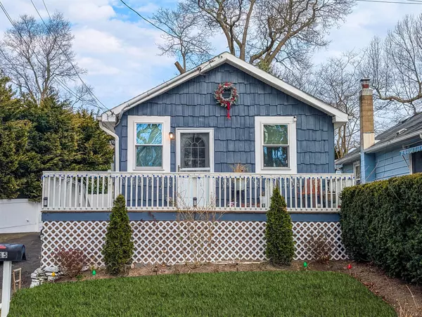 15 Kirby LN, Lake Ronkonkoma, NY 11779