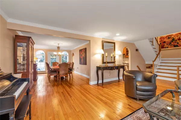 Oceanside, NY 11572,355 Divot RD