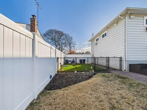 North Babylon, NY 11703,48 Whittier AVE