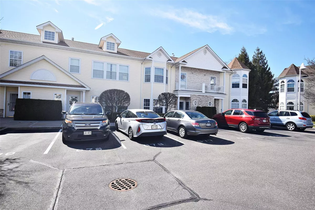 Lindenhurst, NY 11757,603 Narragansett Villas Dr