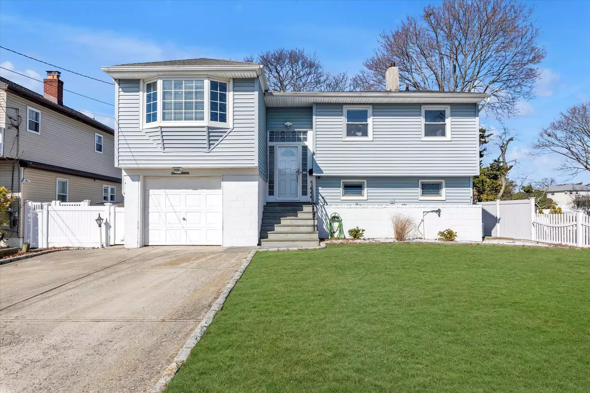 Wantagh, NY 11793,16 Beverly RD