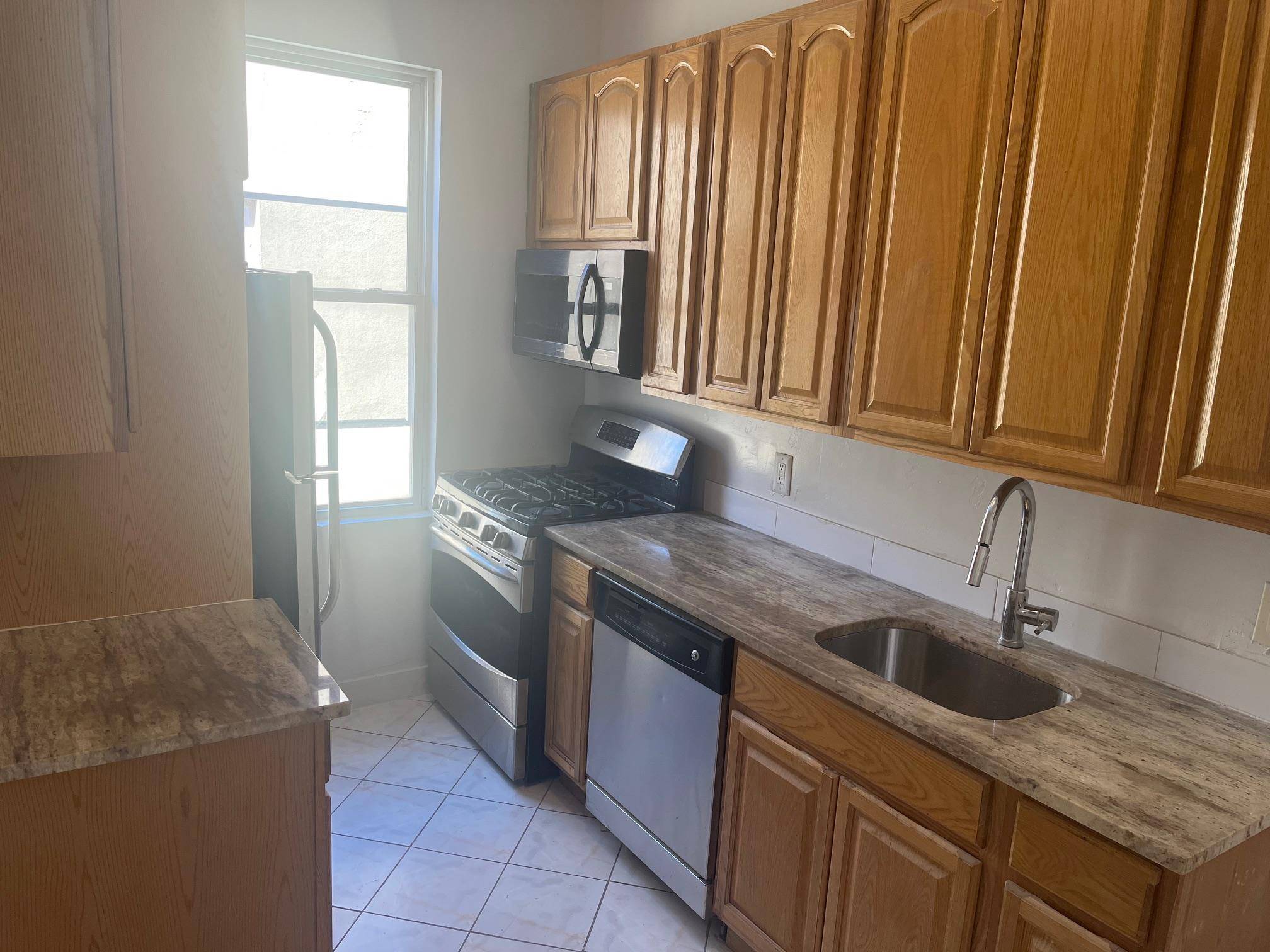 Bronx, NY 10461,2883 E 195th ST #3
