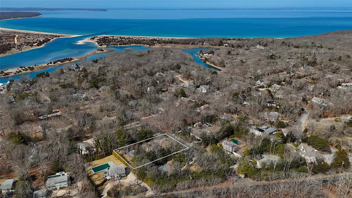 East Hampton, NY 11937,10 Harbor View LN