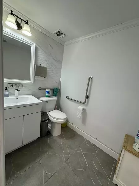 1370 Old Northern BLVD, Roslyn, NY 11576