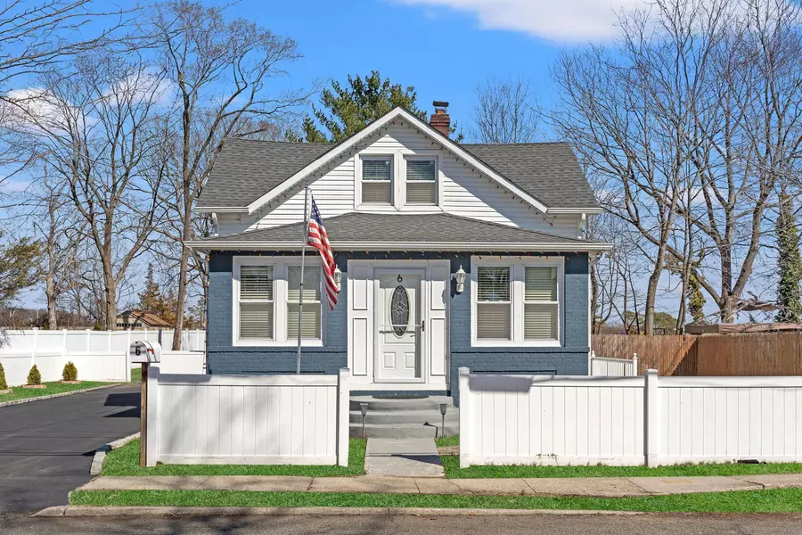 6 Duffy CT, Central Islip, NY 11722