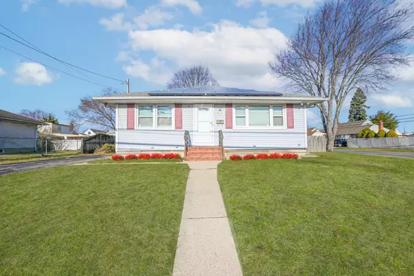 211 Albany AVE, Lindenhurst, NY 11757
