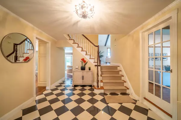 Glen Cove, NY 11542,10 Hickory LN