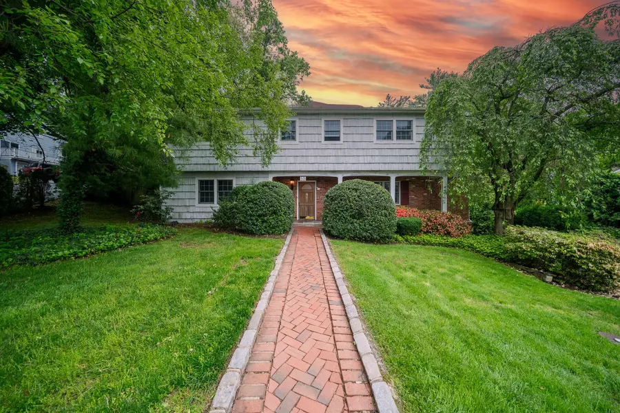 10 Hickory LN, Glen Cove, NY 11542