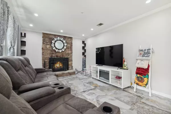 Middle Island, NY 11953,605 Lake CT #605