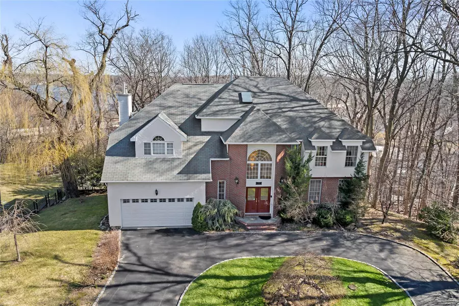 30 Pine DR, Roslyn, NY 11576