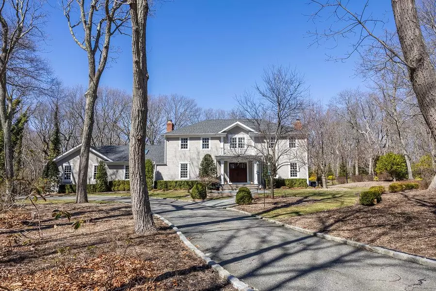 4 E Gate LN, Setauket, NY 11733