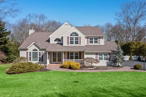 3 Kimberly CT, Manorville, NY 11949