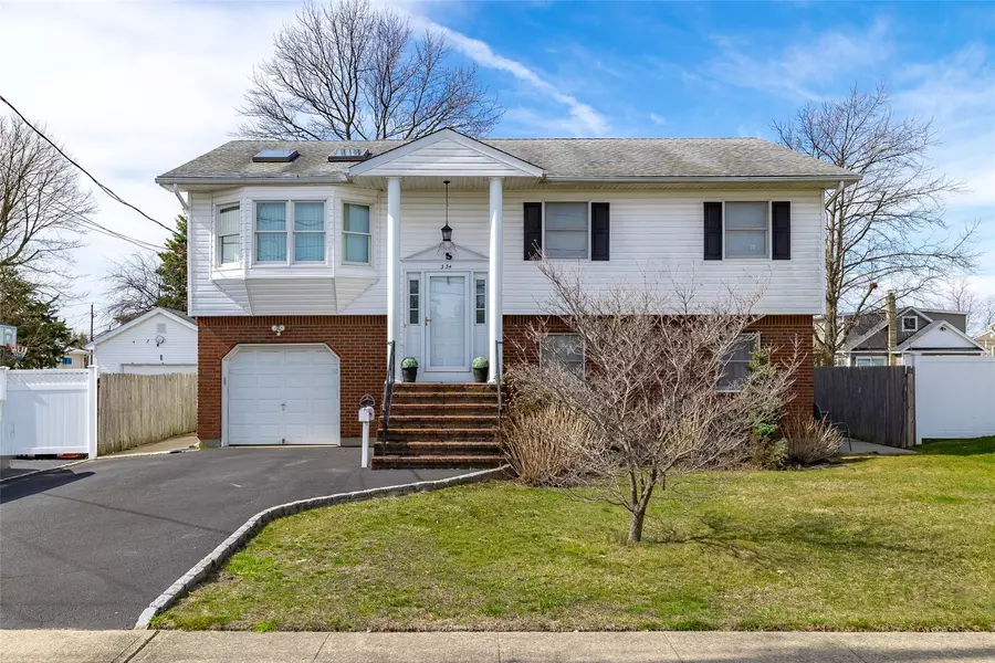 334 Granada Pkwy, Lindenhurst, NY 11757