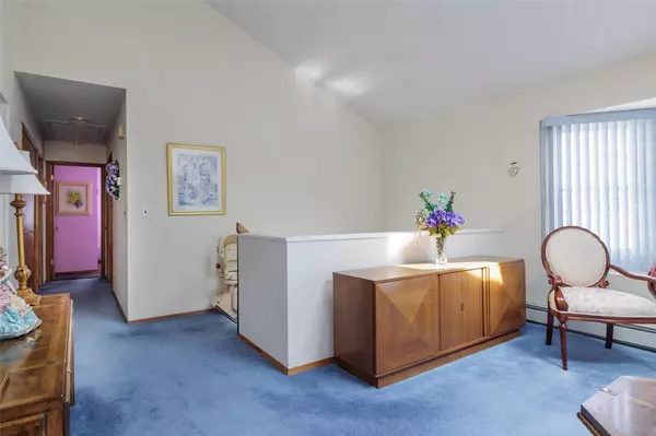 Lindenhurst, NY 11757,334 Granada Pkwy
