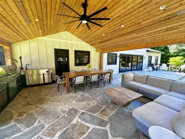 East Hampton, NY 11937,93 Hog Creek LN