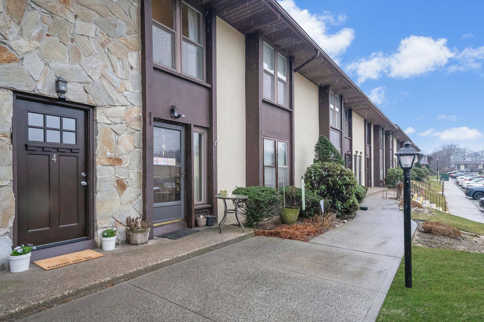 Selden, NY 11784,4 Palm court #4