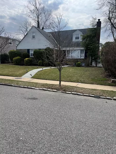 31 Linden ST, Malverne, NY 11565