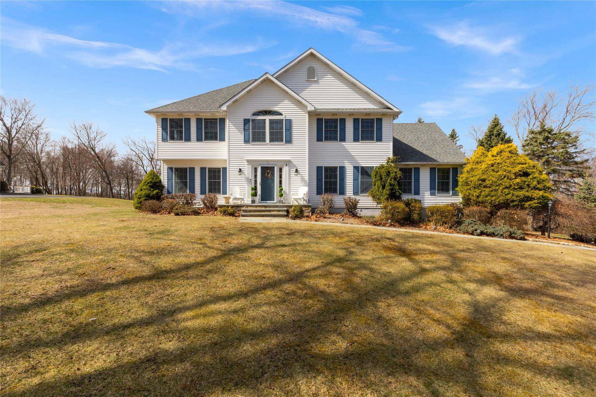 15 Shoshone DR,  Katonah,  NY 10536