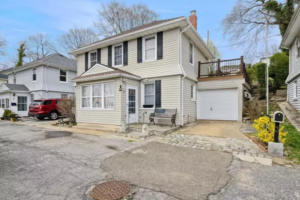 3 Terrace PL, Glen Cove, NY 11542