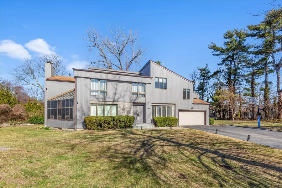 600 Oakridge LN, Albertson, NY 11507