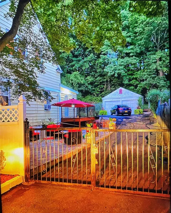Yonkers, NY 10710,14 Touissant AVE
