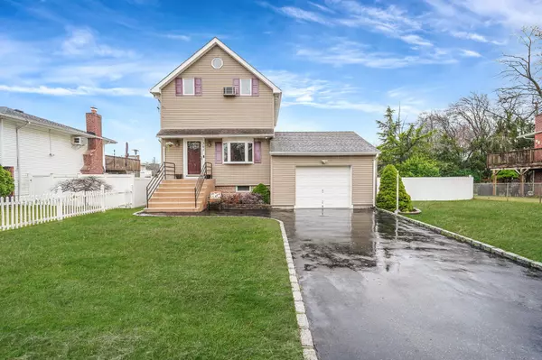 361 Kansas ST, Lindenhurst, NY 11757