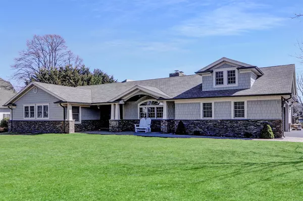 West Islip, NY 11795,241 Willetts LN
