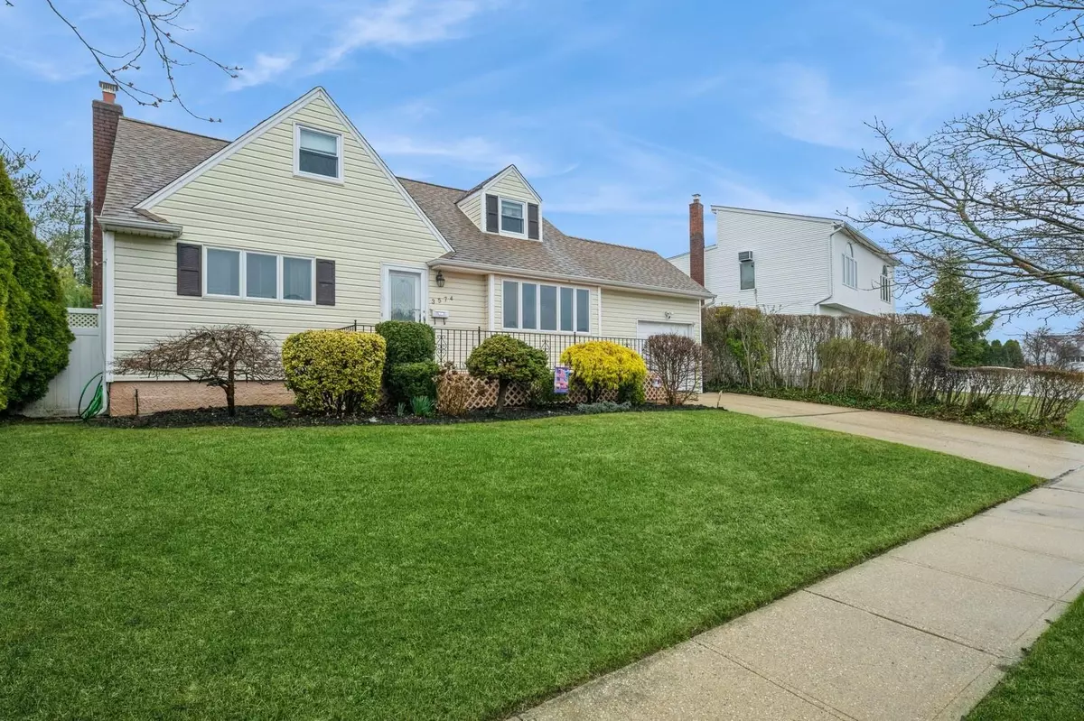 Wantagh, NY 11793,3574 Sarah DR