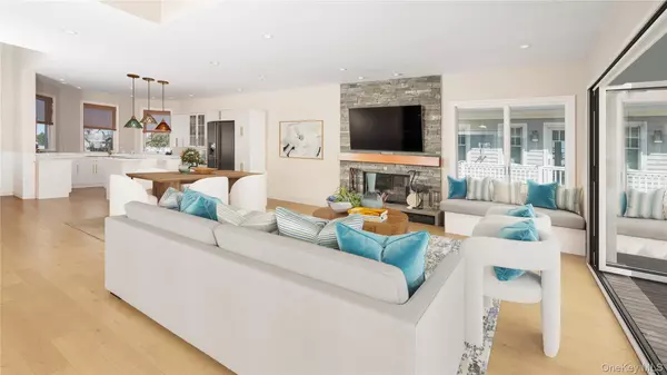 Westhampton Beach, NY 11978,825 Dune RD