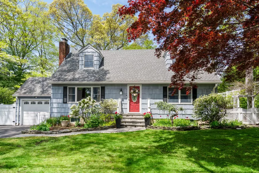 7 Mayflower CT, Centerport, NY 11721