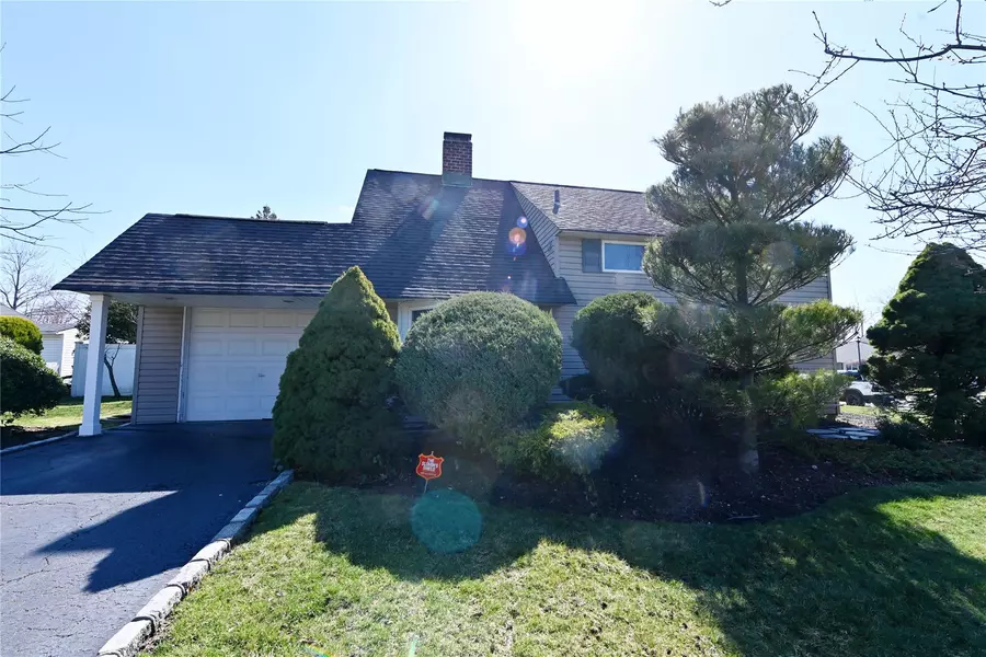 133 Willowood DR, Wantagh, NY 11793