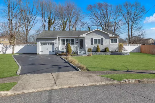 10 Cinque CT, Bayport, NY 11705