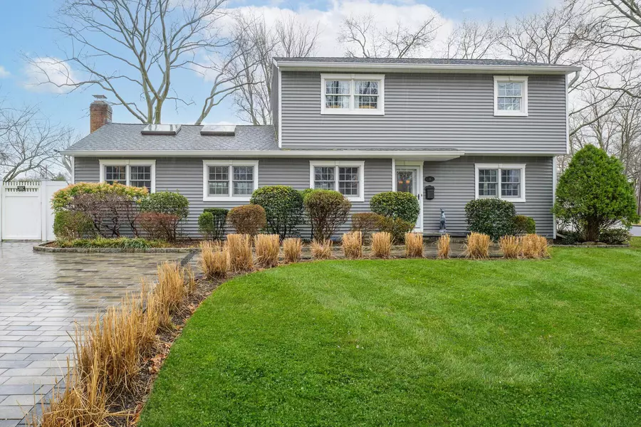 15 Newtown LN, Melville, NY 11747