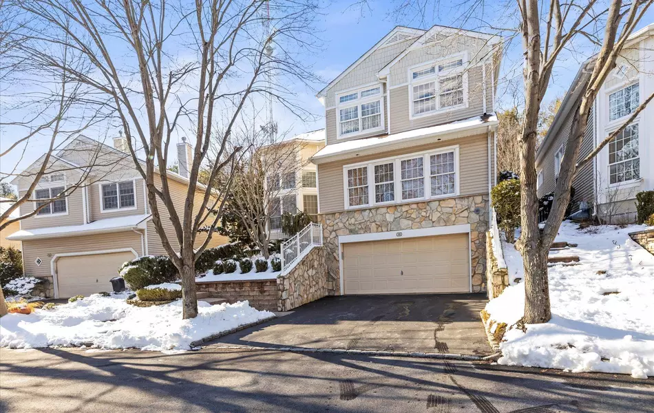 98 Sagamore DR, Plainview, NY 11803