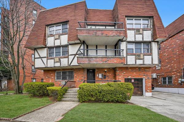 86-25 AVA PLACE, Jamaica Estates, NY 11432