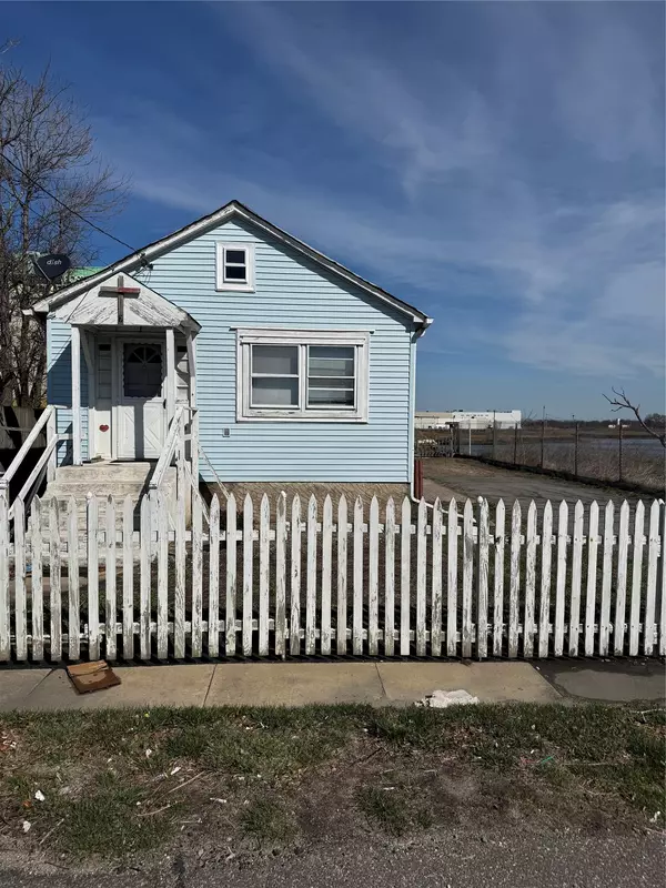 7 Reyem DR, Lawrence, NY 11559