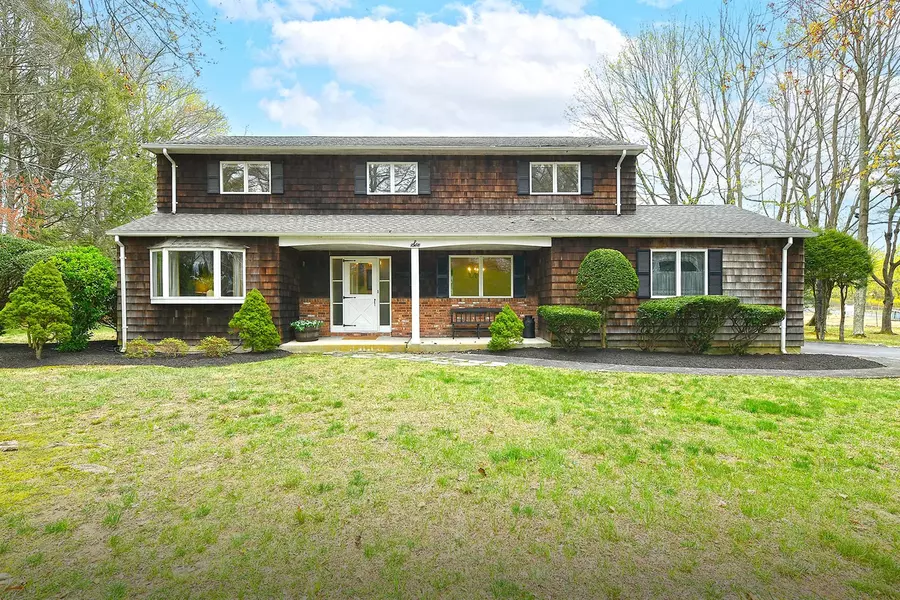 6 Highfield DR, Dix Hills, NY 11746
