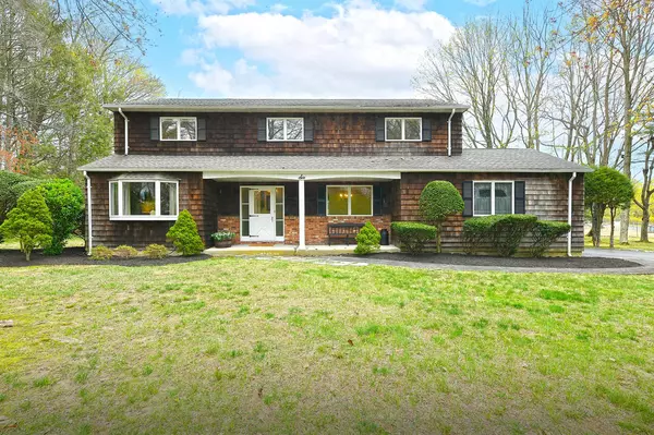 6 Highfield DR, Dix Hills, NY 11746